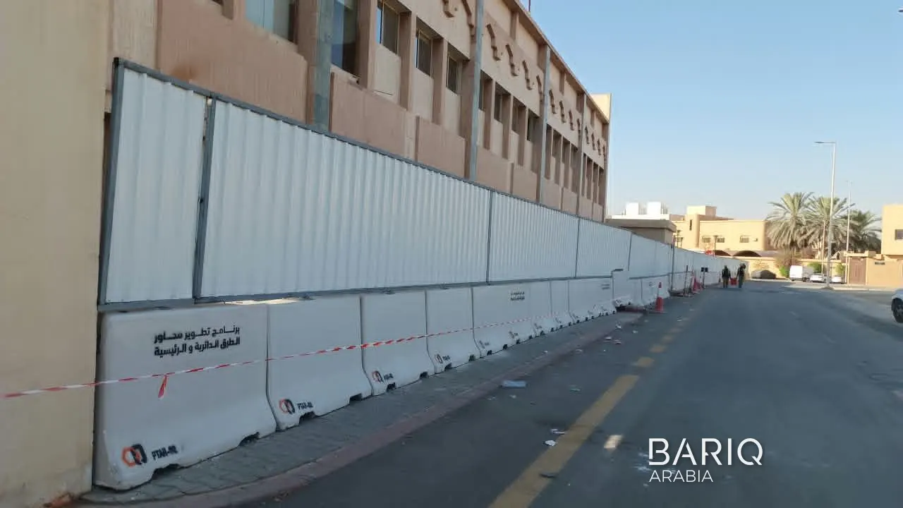 سور شينكو أبيض خلف حواجز خرسانية لمشروع نسما على طريق الأمير تركي