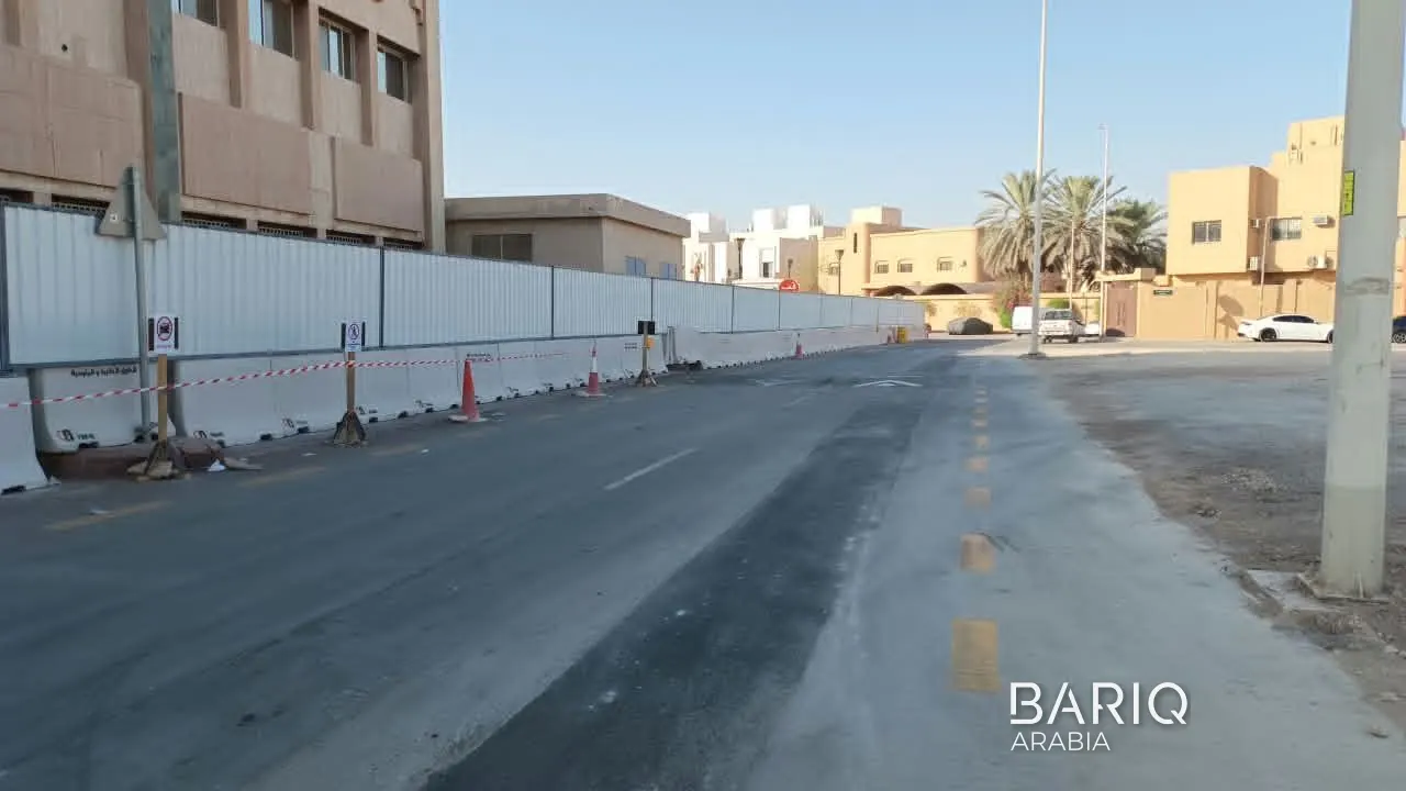 حدود موقع مشروع نسما بسور شينكو أبيض على امتداد الشارع