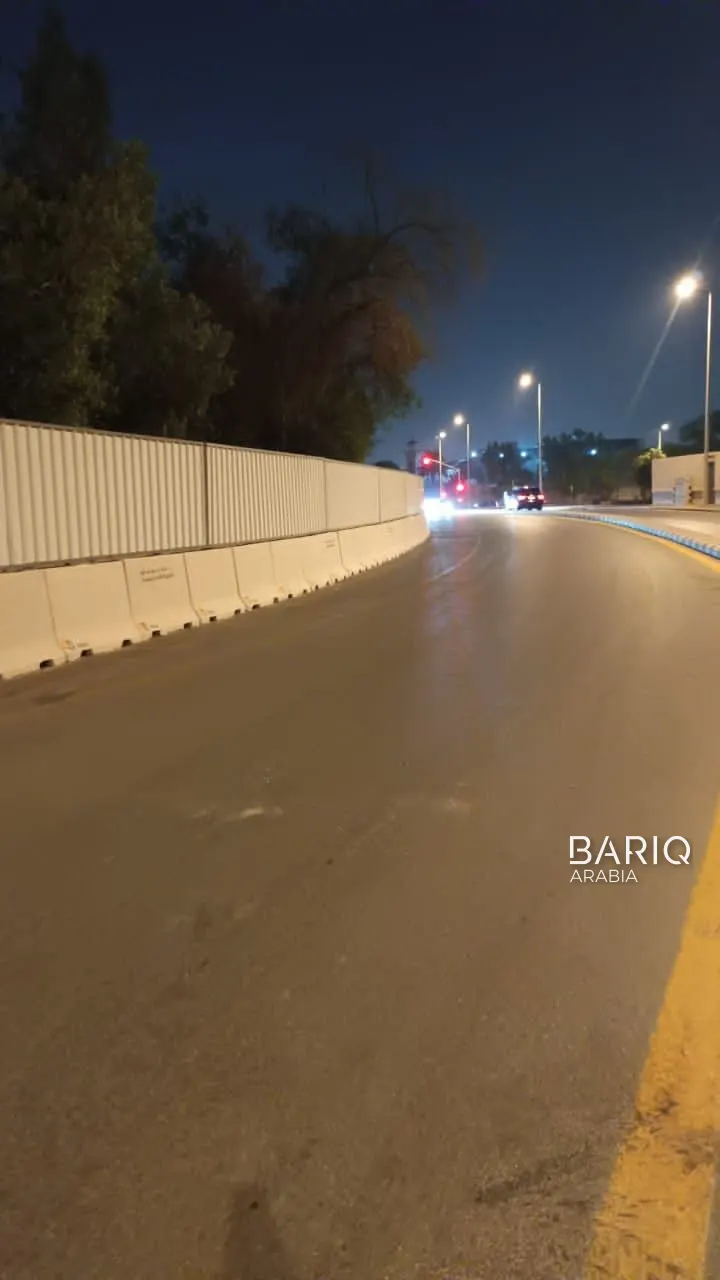 سور شينكو أبيض على منحنى الطريق ليلاً