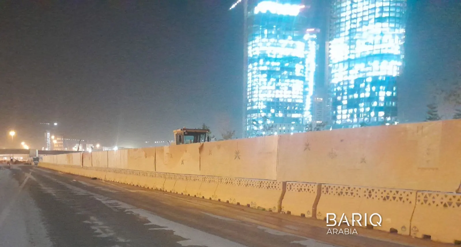 هوردينج على طريق الملك سلمان قرب الأفنيوز في الرياض ليلاً