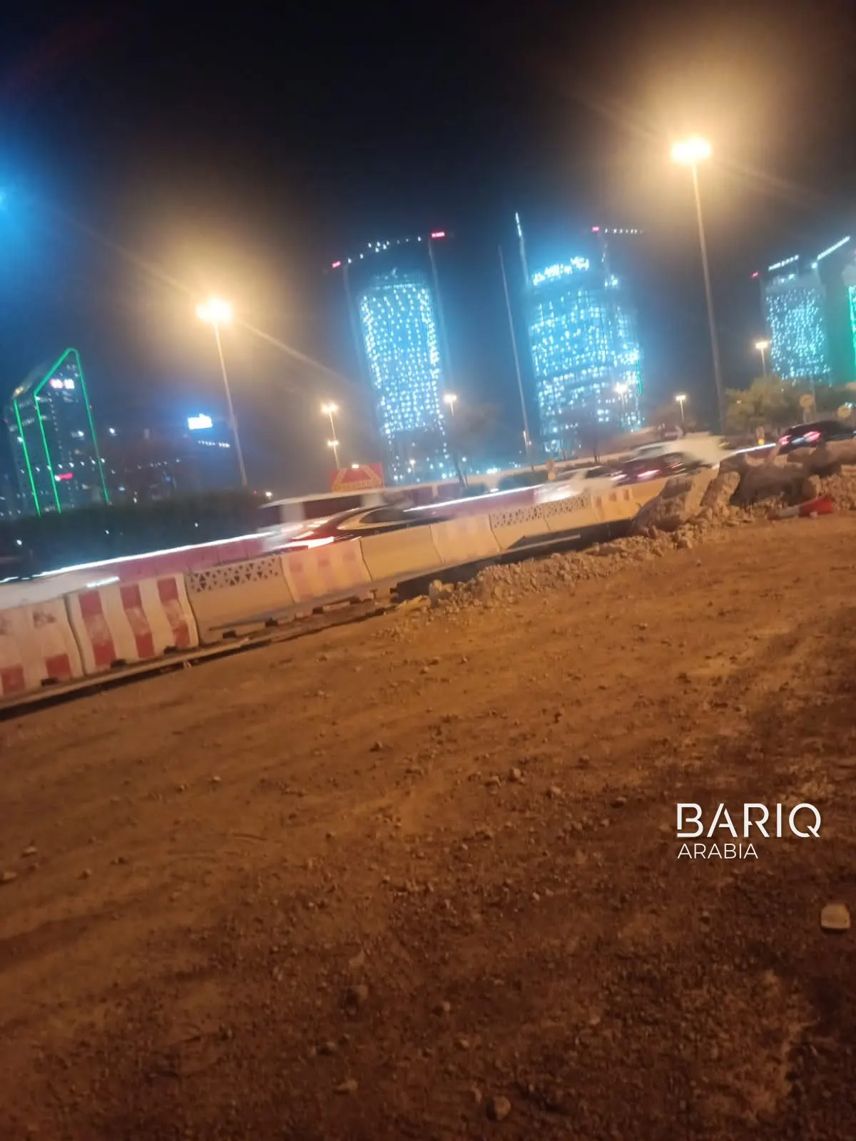 حدود موقع العمل على طريق الملك سلمان بالرياض ليلاً