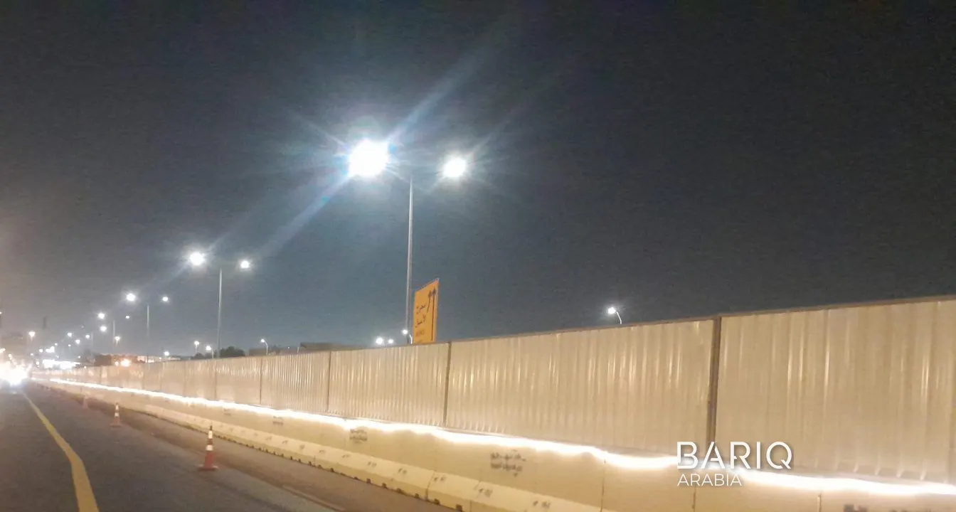 هوردينج مضاء على تقاطع في الرياض ليلاً ضمن مشروع التقاطعات الحرجة