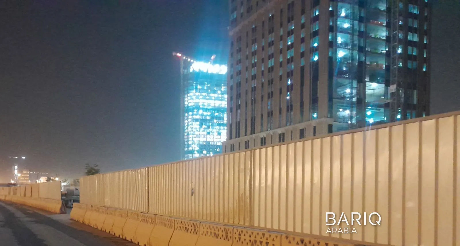 سور شينكو على حواجز خرسانية بطريق الملك سلمان ليلاً